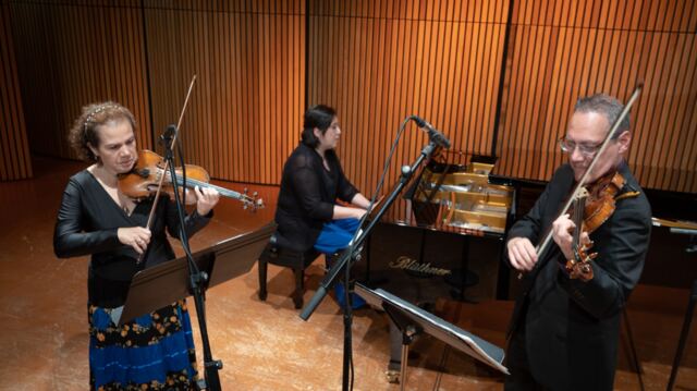 Marcela Rodríguez al piano con dos violinistas