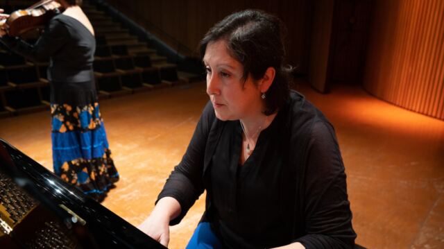 Marcela Rodríguez al piano, en primer plano