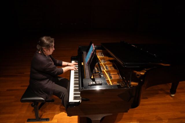 Marcela Rodríguez al piano