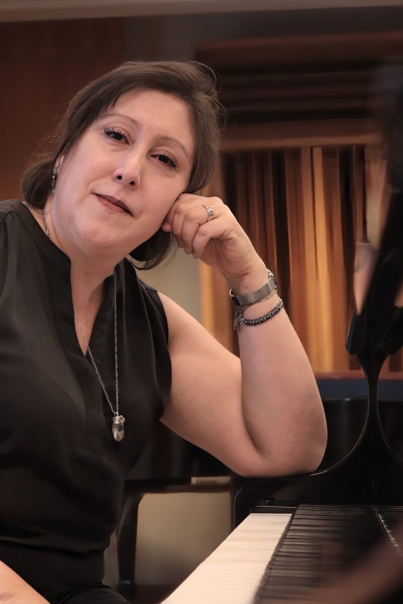 Marcela Rodríguez apoyada en un piano de cola